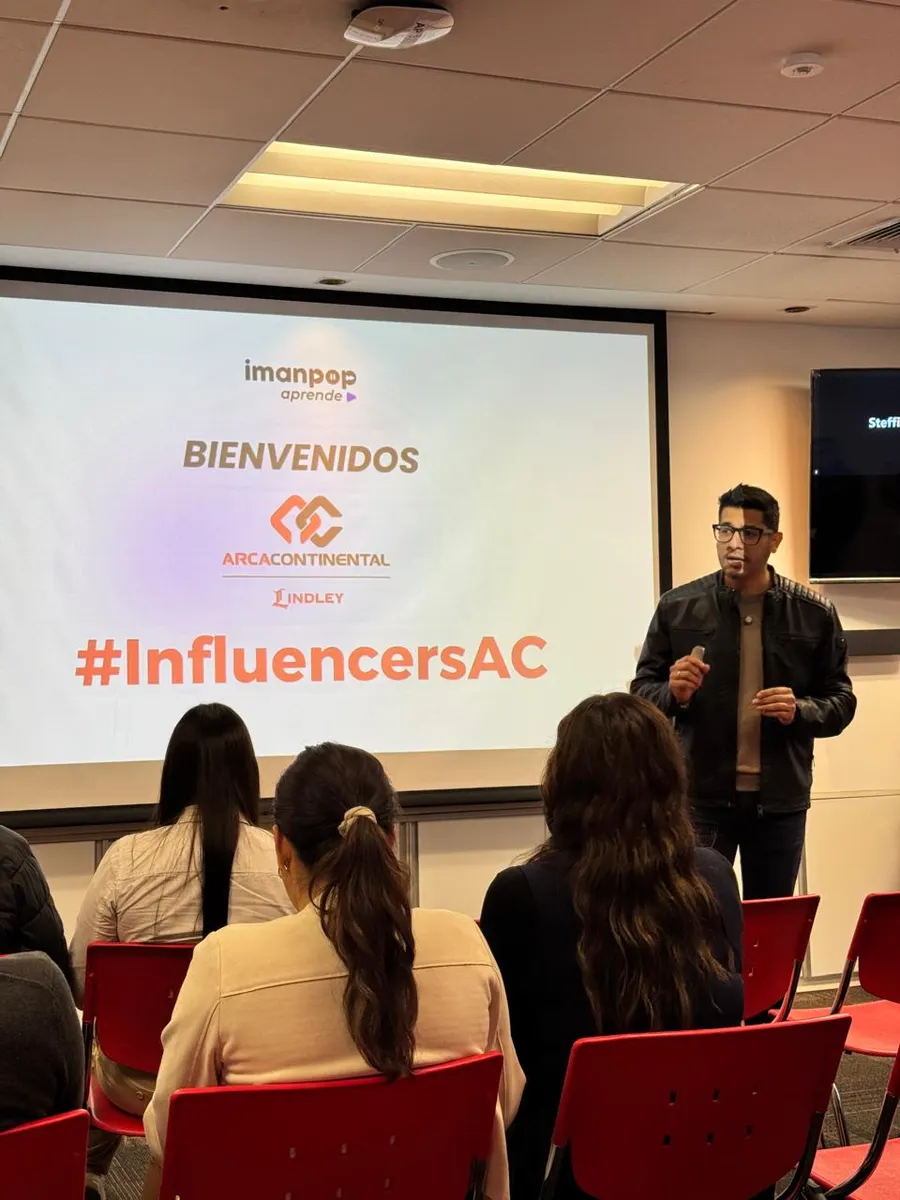 Juanjo Dongo dictando un taller para Arca Continental Lindley