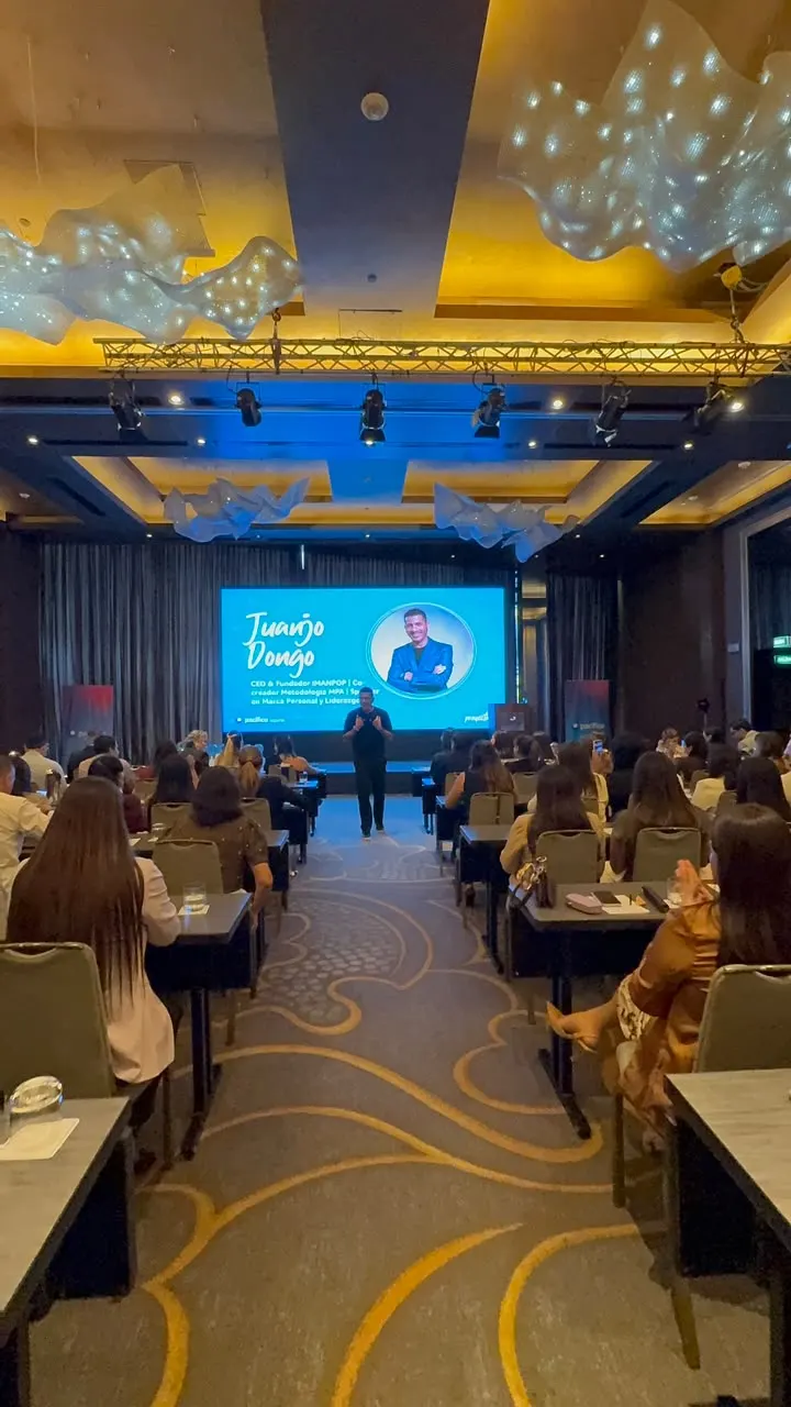 Juanjo Dongo dando una capacitación en un salón de hotel