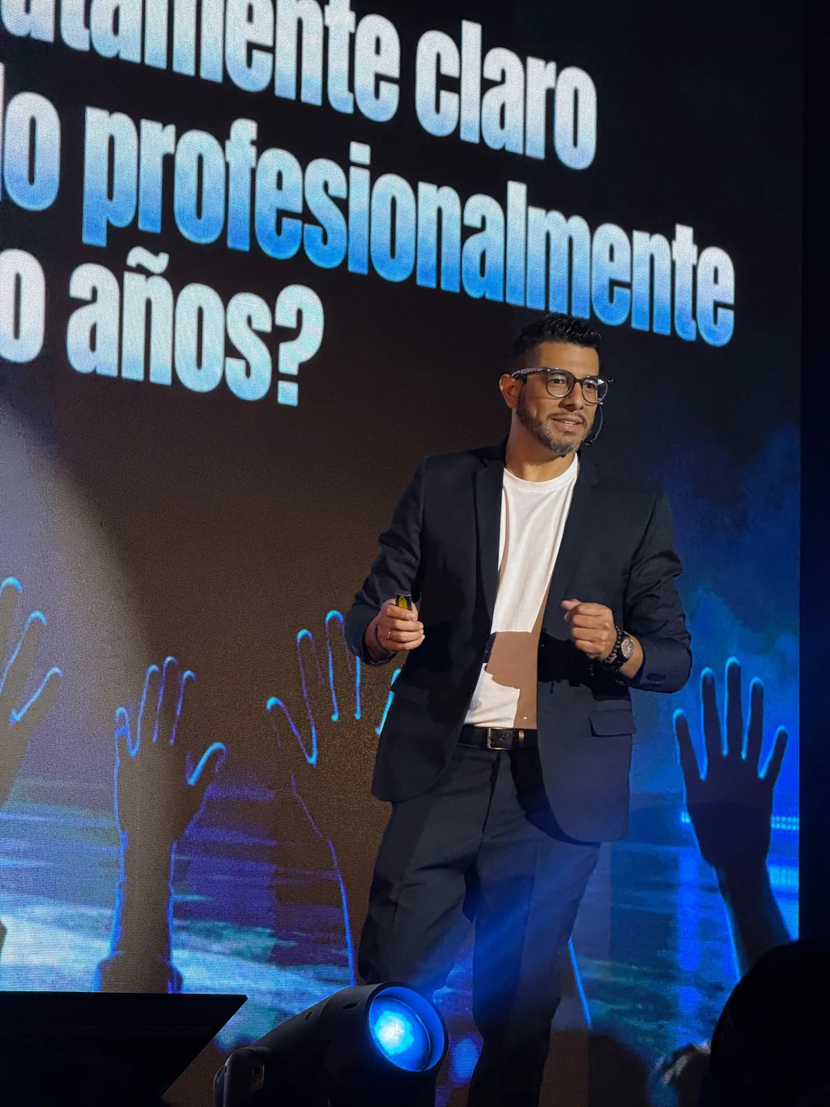 Juanjo Dongo dando una ponencia en escenario